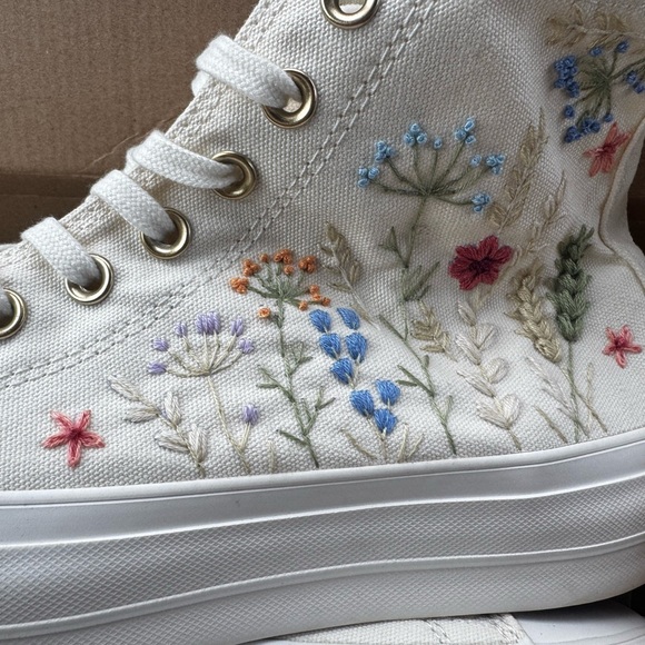 New Converse White Floral Embroidered High-Tops With Platforms Women's 11 - Picture 2 of 9